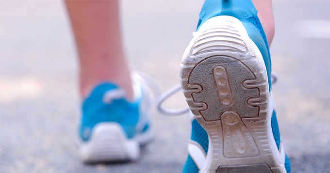 A close-up of shoes while walking | Trainest 