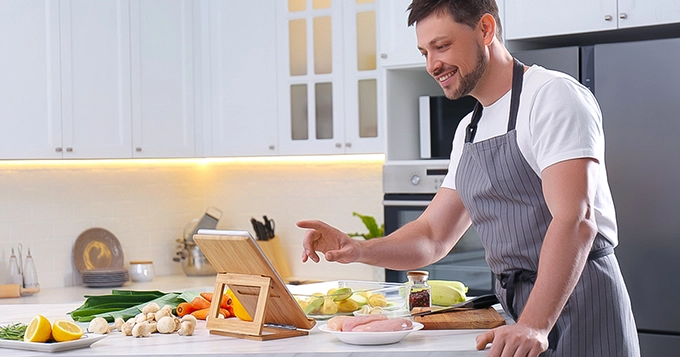 A man preparing a healthy meal | Trainest 