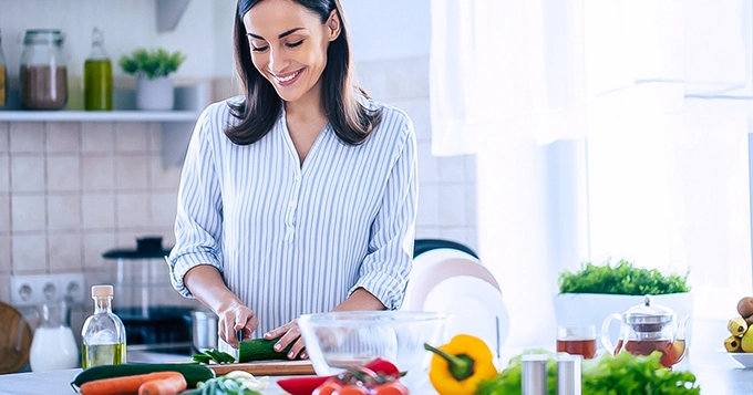 A woman preparing healthy food | Trainest 