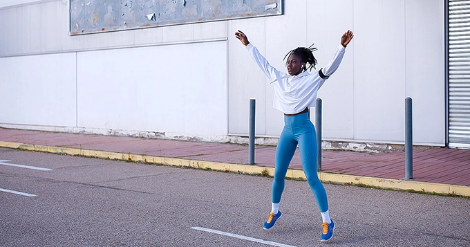 A fit woman exercising outdoors | Trainest 