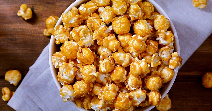 A bucket of caramel popcorn | Trainest 