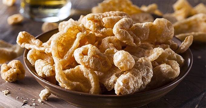 A plate of pork rinds | Trainest 