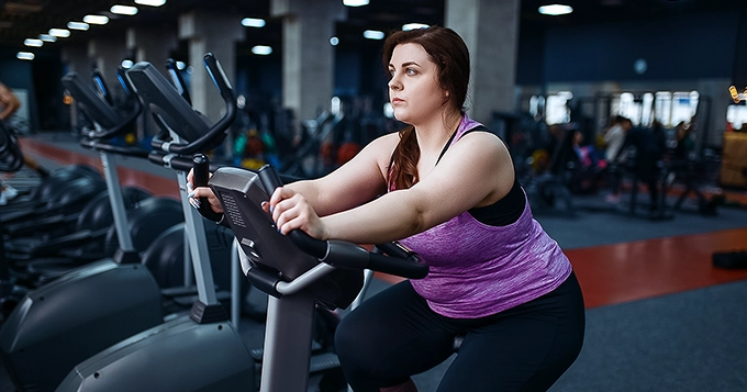 A woman working out at the gym | Trainest 