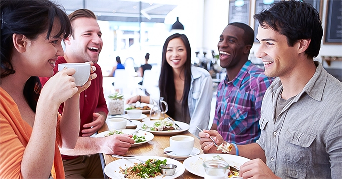 A group of people enjoying a meal | Trainest 