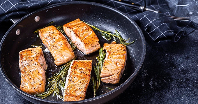 Salmon served in a pan | Trainest 