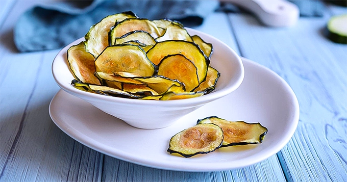 A bowl of zucchini chips | Trainest 