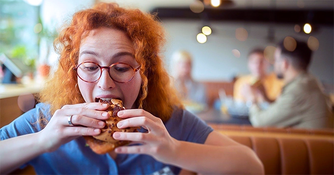 Someone eating burger inside a diner | Trainest 