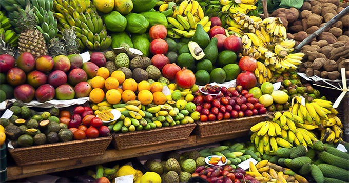 A market stand with a variety of fruits | Trainest 