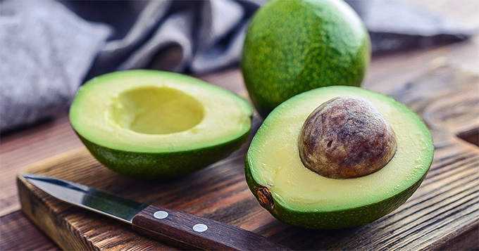 Pieces of sliced and whole avocados | Trainest 