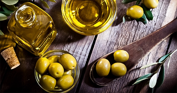 Olive fruits and oil in a bottle | Trainest 