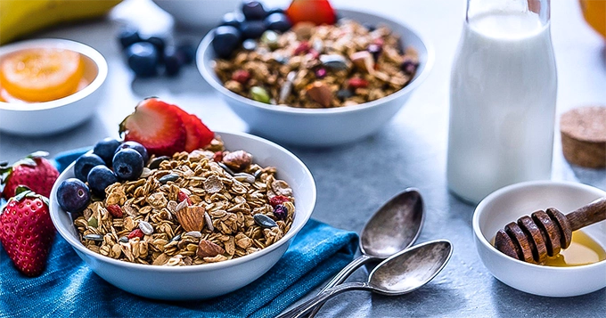 Breakfast bowls of granola and berries | Trainest
