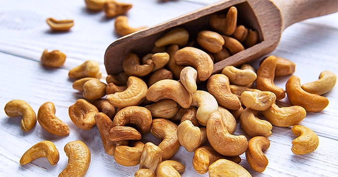 A handful of cashews on a table | Trainest 