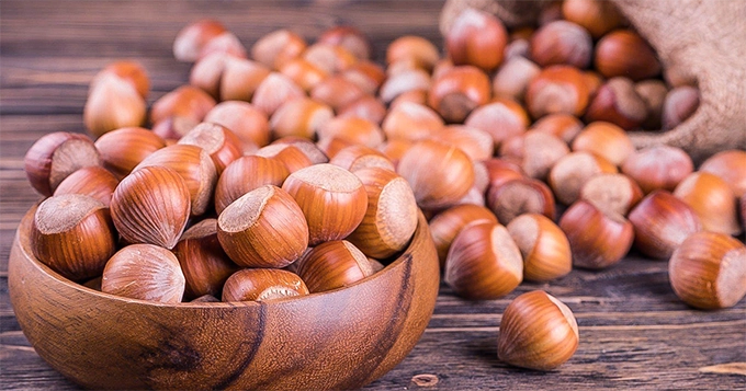 A bowl of whole hazelnuts | Trainest 