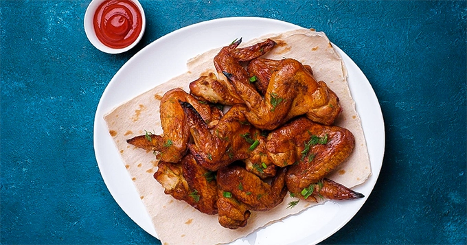 Baked chicken wings on a plate | Trainest 