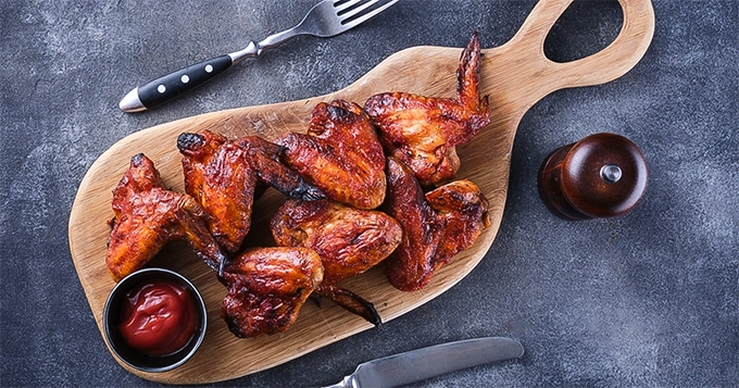 Roasted turkey wings on cutting board | Trainest 