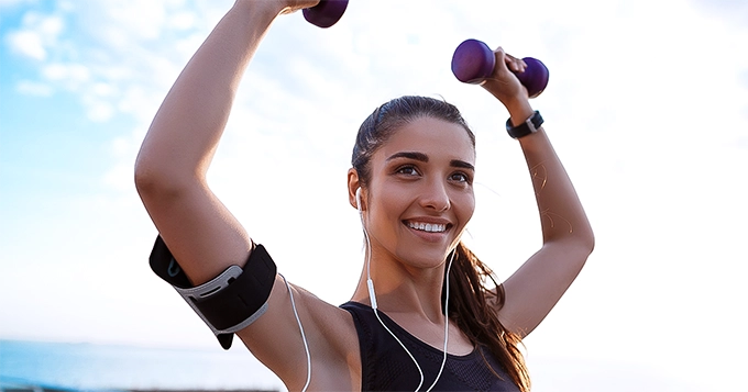 A woman exercising outdoors | Trainest 