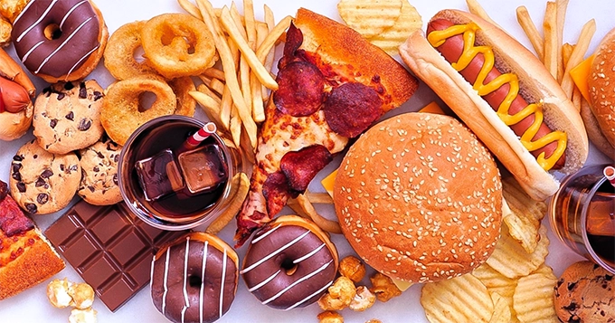 An assortment of junk foods | Trainest 