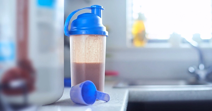 A protein powder shaker bottle | Trainest 