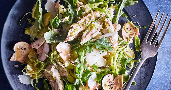 Green salad with chicken and mushrooms | Trainest 