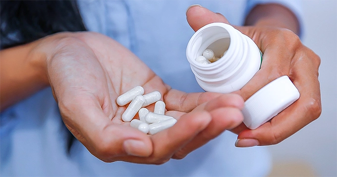 White capsules from a supplement bottle | Trainest 