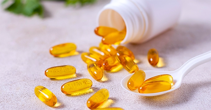 Yellow softgel capsules spread out | Trainest 