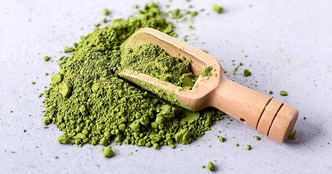 A scoop of a powdered greens supplement | Trainest 