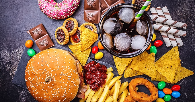 A variety of highly-processed unhealthy foods | Trainest 