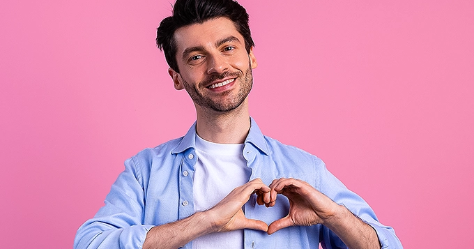 Someone forming a heart shape with their hands | Trainest 