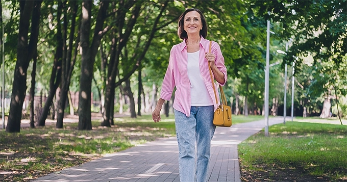 An elderly lady walking in the park | Trainest 