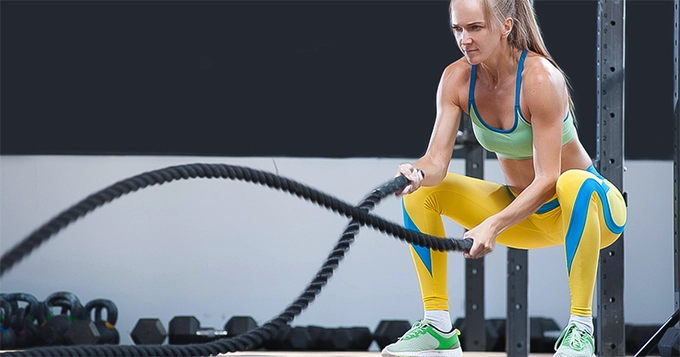 A woman doing high-intensity training | Trainest 