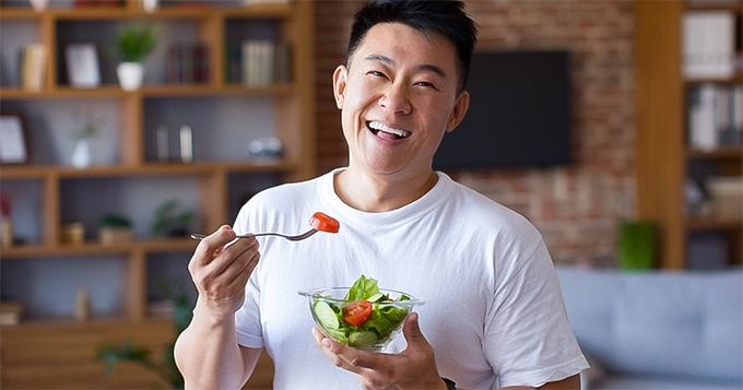 A man eating a salad | Trainest 