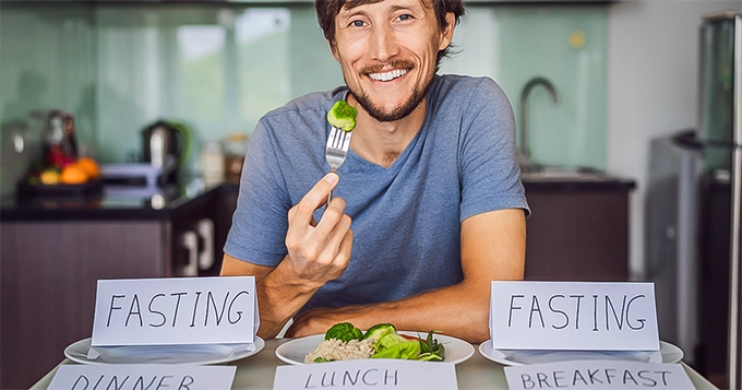 A man doing intermittent fasting | Trainest 