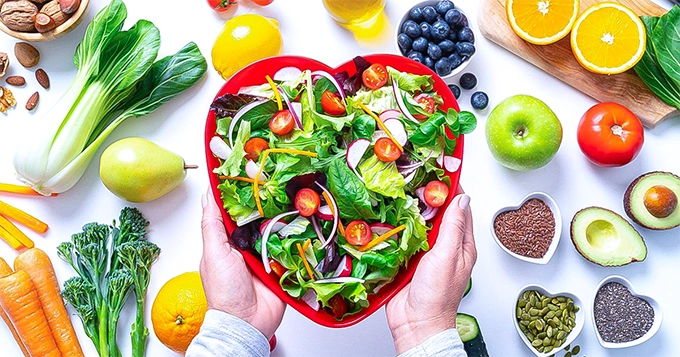 A heart-shaped bowl of salad | Trainest 