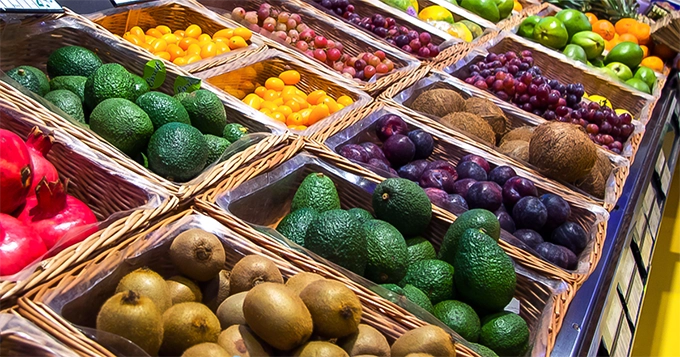 An assortment of fruits at a grocery | Trainest 