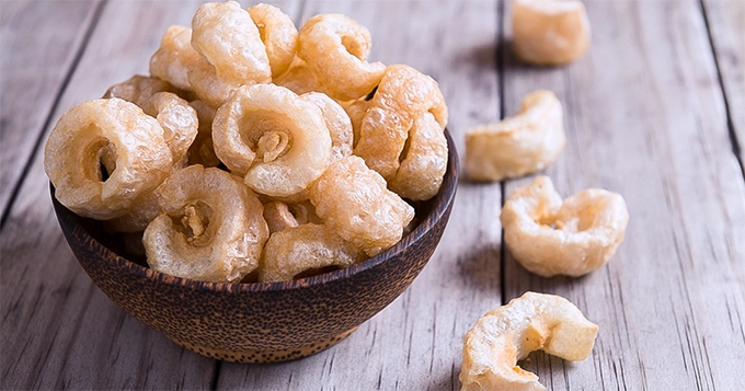 Pork rinds in a bowl | Trainest 