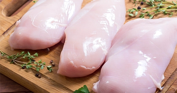 Pieces of raw chicken breast | Trainest 