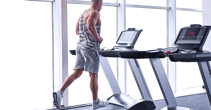 A man using a treadmill | Trainest 