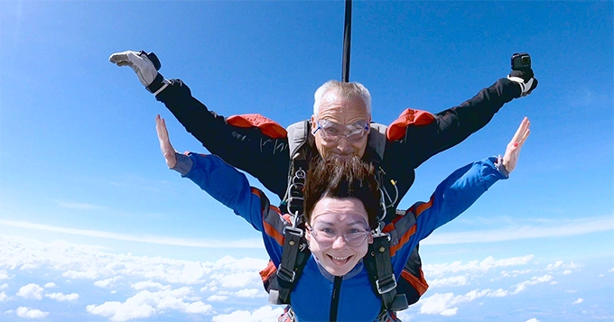 Two people skydiving | Trainest 