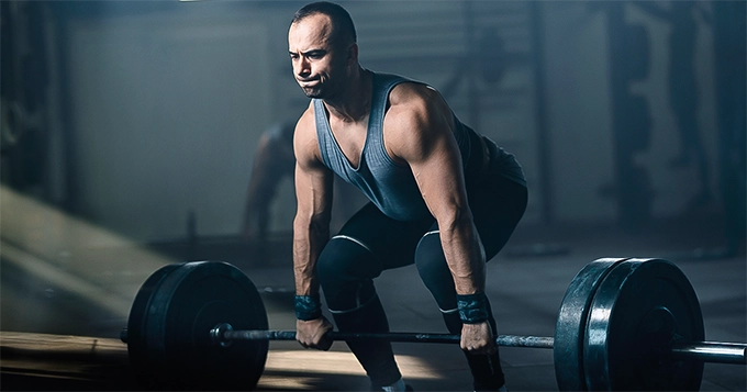 A man performing deadlifts | Trainest 