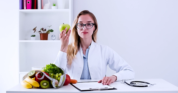 A dietitian in her office | Trainest 