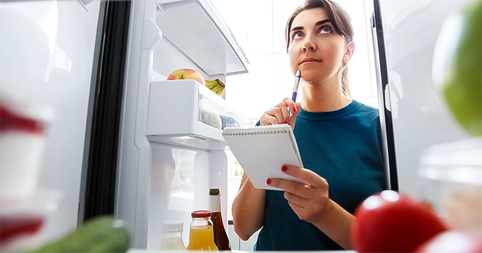 Woman reviews food items | Trainest 