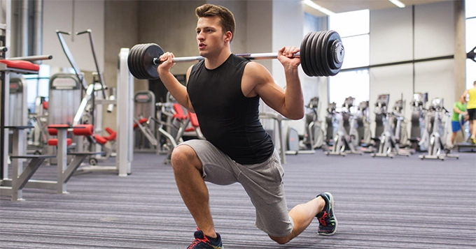 A man working out in a gym | Trainest 