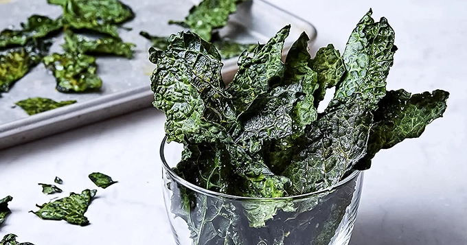 A serving of kale chips | Trainest
