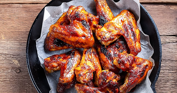 A platter of baked chicken wings | Trainest
