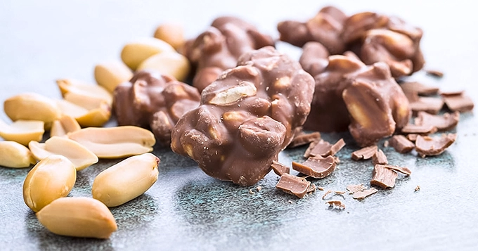 A handful of chocolate-covered peanuts | Trainest
