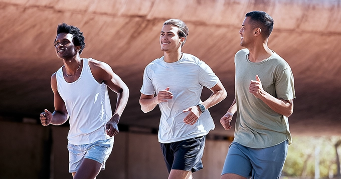 A group of friends jogging outdoors | Trainest
