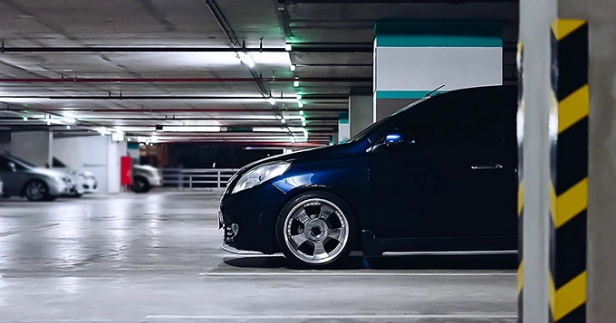 A car parked in a multi-storey parking garage | Trainest 