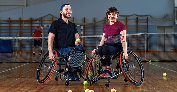 A couple of wheelchair tennis players on the court | Trainest