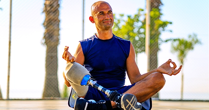 A handicapped man performing Yoga | Trainest 