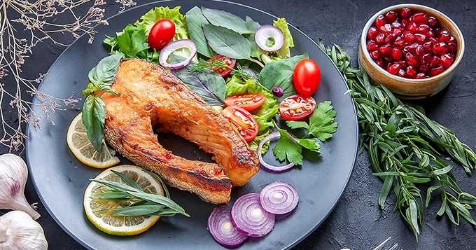 A pescatarian plate of fish, veggies, and some fruit | Trainest 